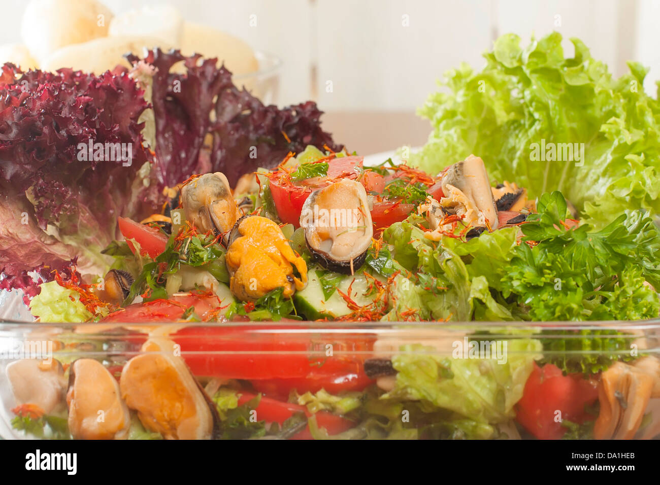 Salade de légumes frais avec moules closeup Banque D'Images