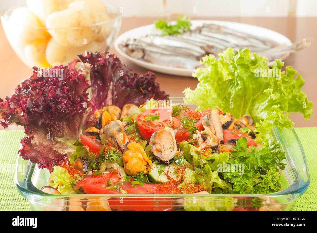Salade de légumes frais avec moules closeup Banque D'Images