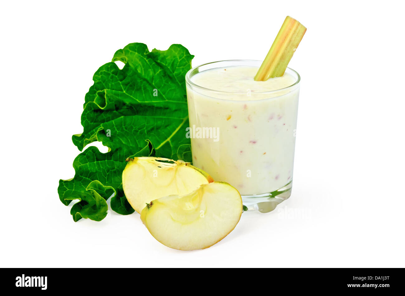 Cocktail de lait dans un verre avec des feuilles et tiges de rhubarbe, tranches de pomme isolé sur fond blanc Banque D'Images