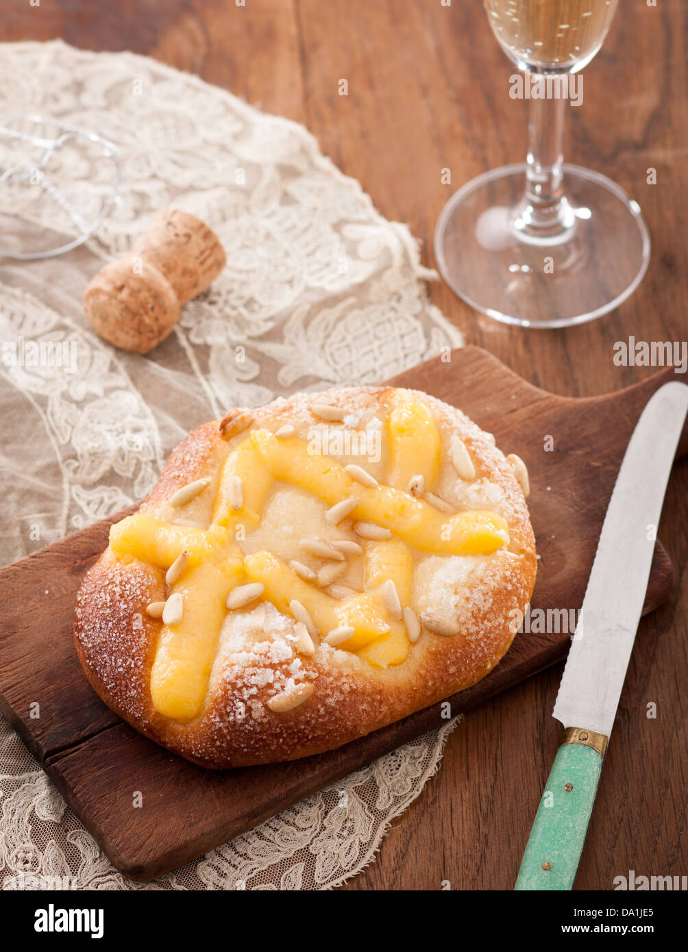 Brioche à la crème catalane traditionnelle pour Sant Joan Banque D'Images