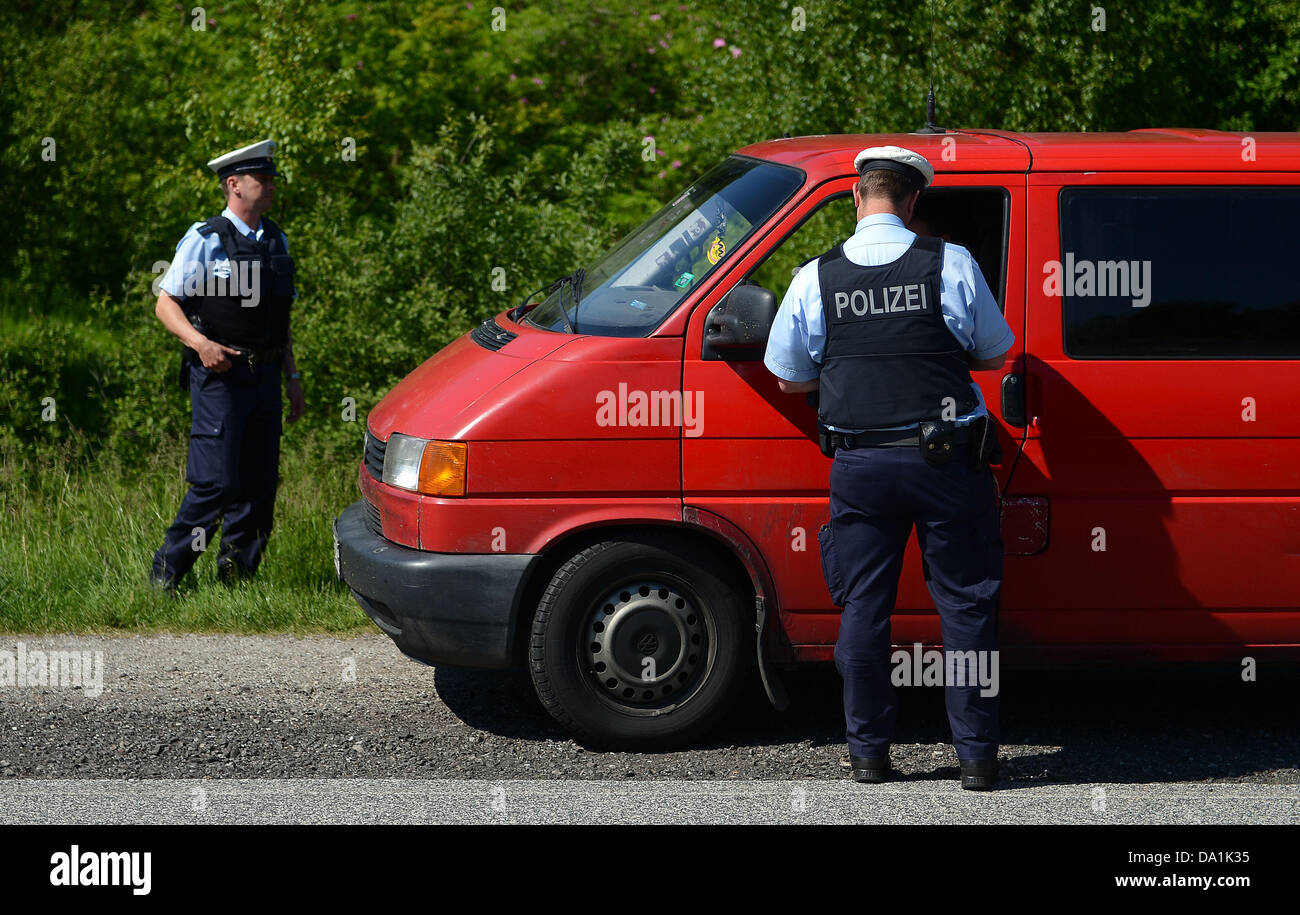 Agent de police de la police fédérale contrôler une voiture à l'autoroute A7 près de Flensburg, Allemagne, 07 juin 2013. De grandes quantités de khat sont déposés régulièrement près de la frontière Danoise. La drogue à mâcher est soulevée principalement dans les hautes terres d'Afrique de l'est et du sud pays d'Arabie. Photo : AXEL HEIMKEN Banque D'Images