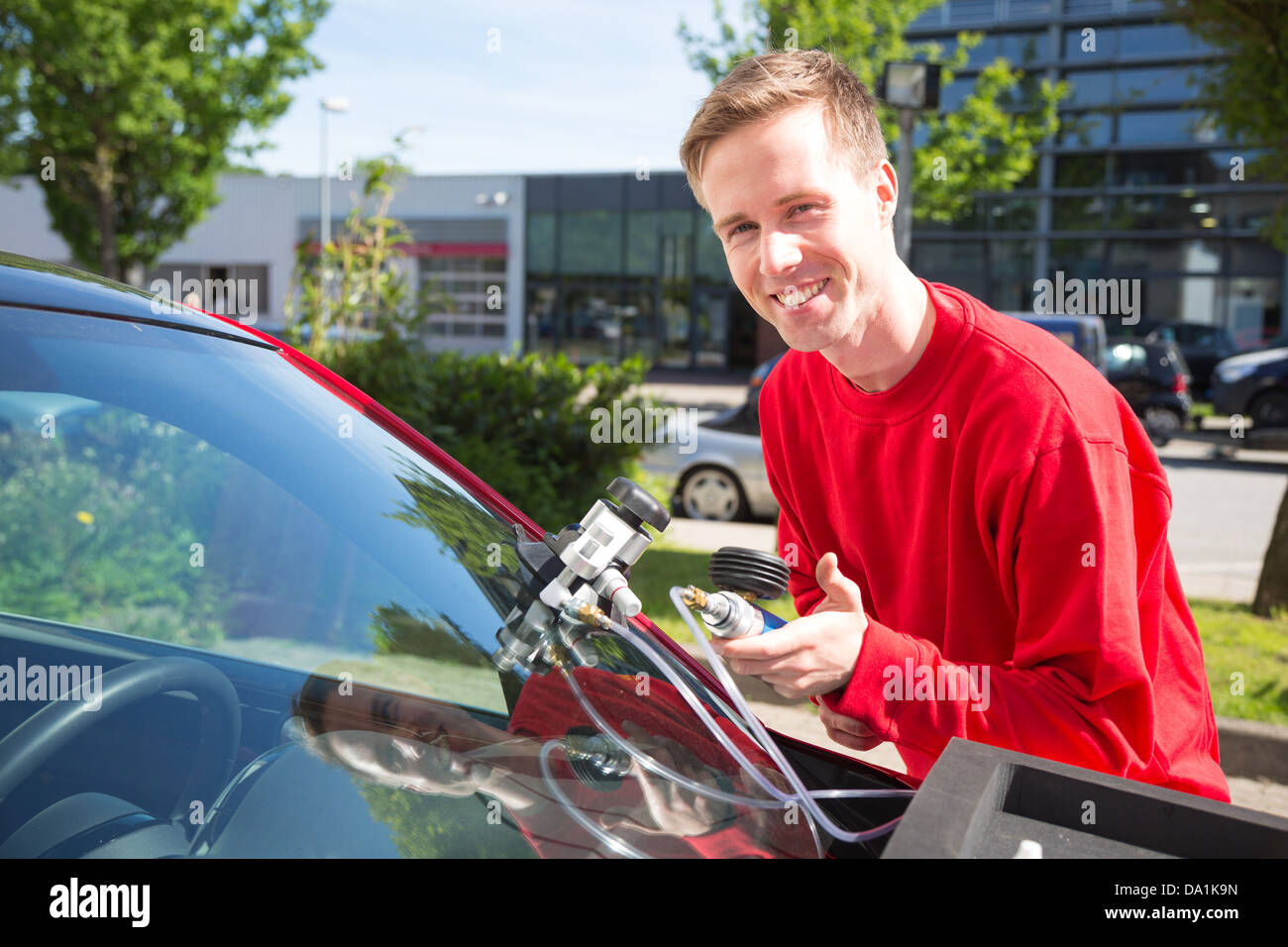 Pare-brise réparation vitrier sur une voiture après dommages-gravillonnage pierre Banque D'Images