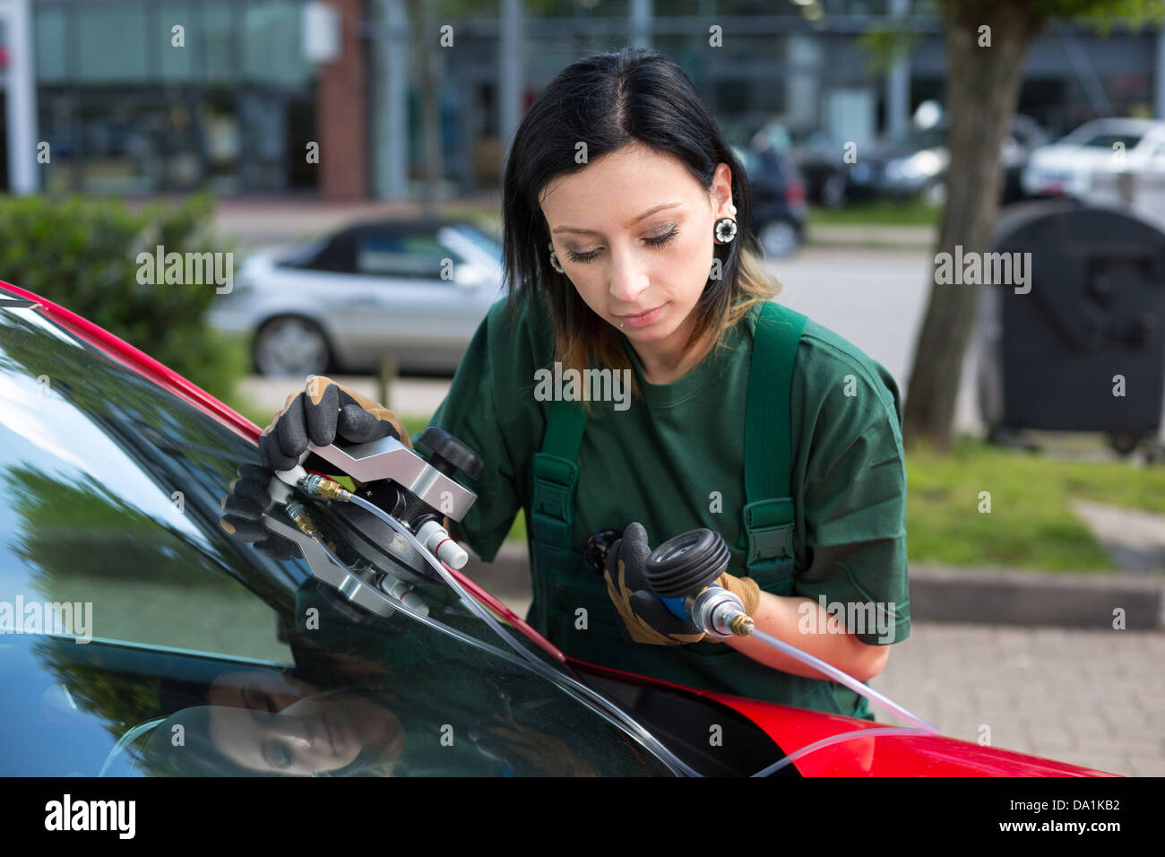 Pare-brise réparation vitrier sur une voiture après dommages-gravillonnage pierre Banque D'Images
