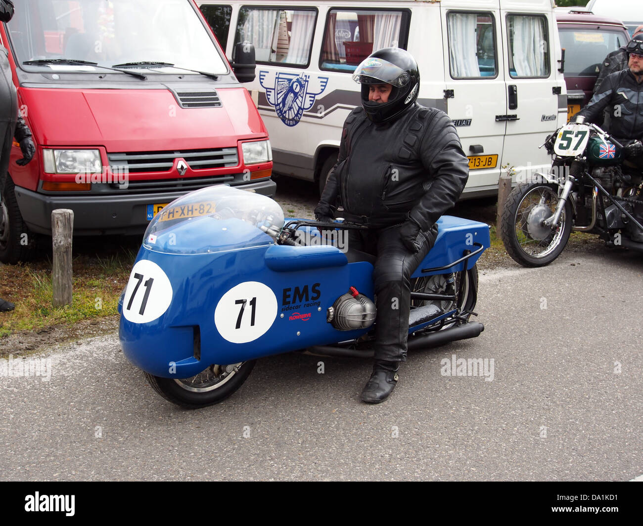 Cette image présente le modèle combiné BMW N° 71, capturant le design et les caractéristiques techniques de la moto. Le modèle reflète l’approche esthétique et d’ingénierie de BMW en matière de production de motos. Banque D'Images