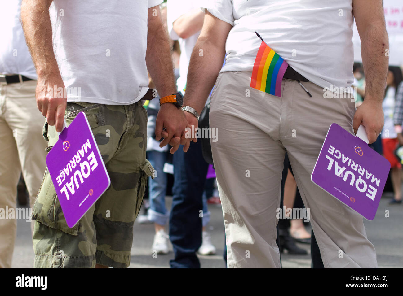 Londres, Royaume-Uni. 29 Juin, 2013. membre de la communauté LGBT et les peuples à la London Pride Parade annuelle, le 29 juin 2013, à Londres, Royaume-Uni. La Pride Parade a pris naissance en 1971, avec le thème de cette année étant l'amour (et le mariage), en raison de l'augmentation des pressions sociales et politiques visant à rendre le mariage gay droit dans le Royaume-Uni et plusieurs autres pays à travers le monde. Photo par Fuat Akyuz/FA/Alamy Images Live News Banque D'Images