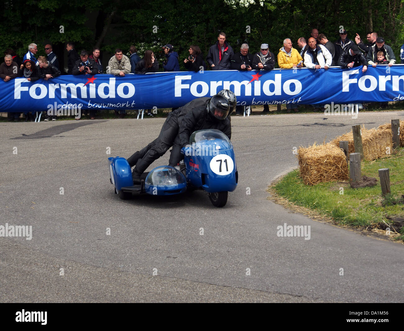 Cette image montre une combinaison de moto BMW avec side-car, marquée comme No. 71. BMW a une longue histoire de production de motos avec side-cars, couramment utilisés pour le tourisme et à des fins militaires. La conception met en valeur l'ingénierie et le savoir-faire typiques des modèles de moto historiques de BMW. Banque D'Images