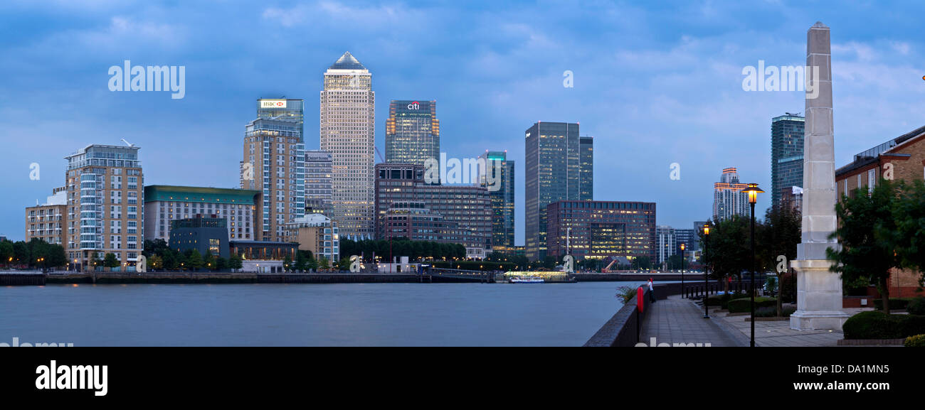 Le quartier financier de Canary Wharf, au crépuscule, en vue de l'autre côté de la Tamise, Londres, Angleterre Banque D'Images
