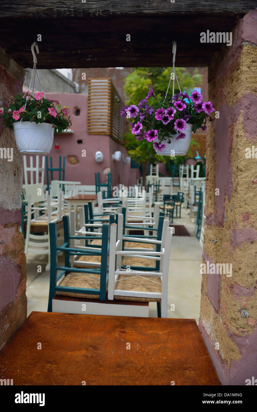 Dîner dans l'atmosphère de l'ouest de La Canée, Crète, Grèce. Banque D'Images