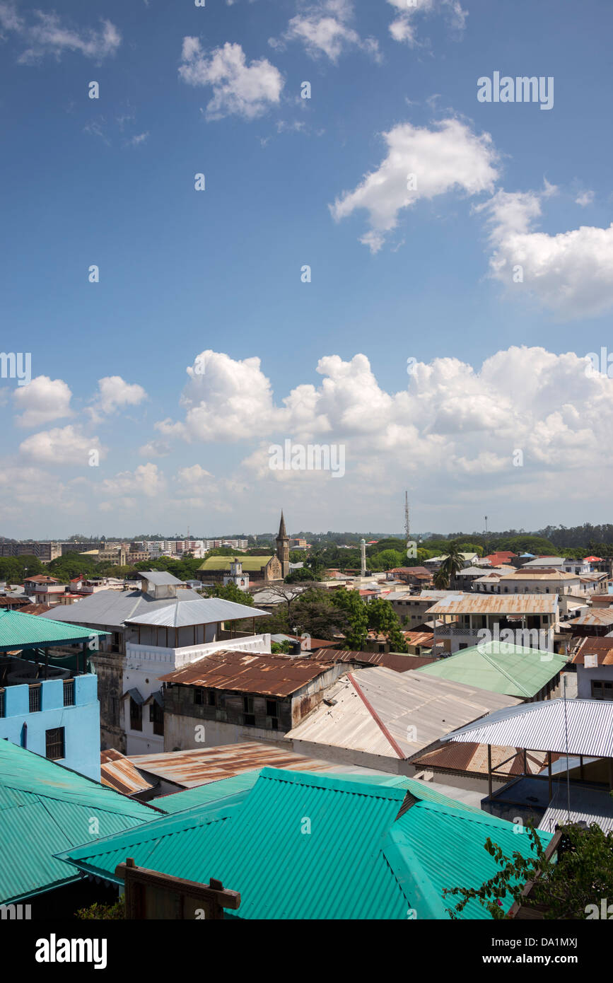 Vue de dessus de toit de Stone Town, Zanzibar, République-Unie de Tanzanie, Afrique de l'Est. Banque D'Images