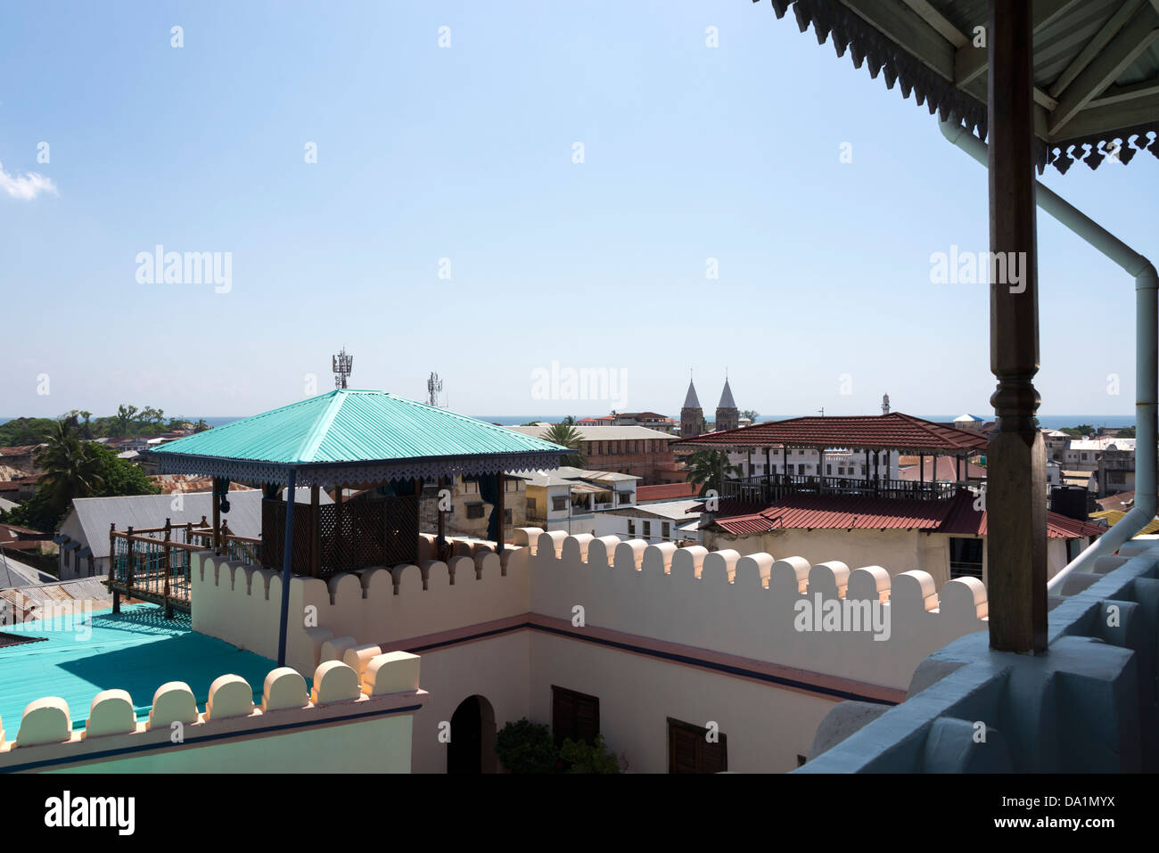 Vue de dessus de toit de Stone Town, Zanzibar, République-Unie de Tanzanie, Afrique de l'Est. Banque D'Images