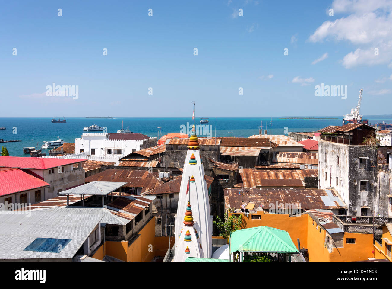 Vue de dessus de toit de Stone Town, Zanzibar, République-Unie de Tanzanie, Afrique de l'Est. Banque D'Images