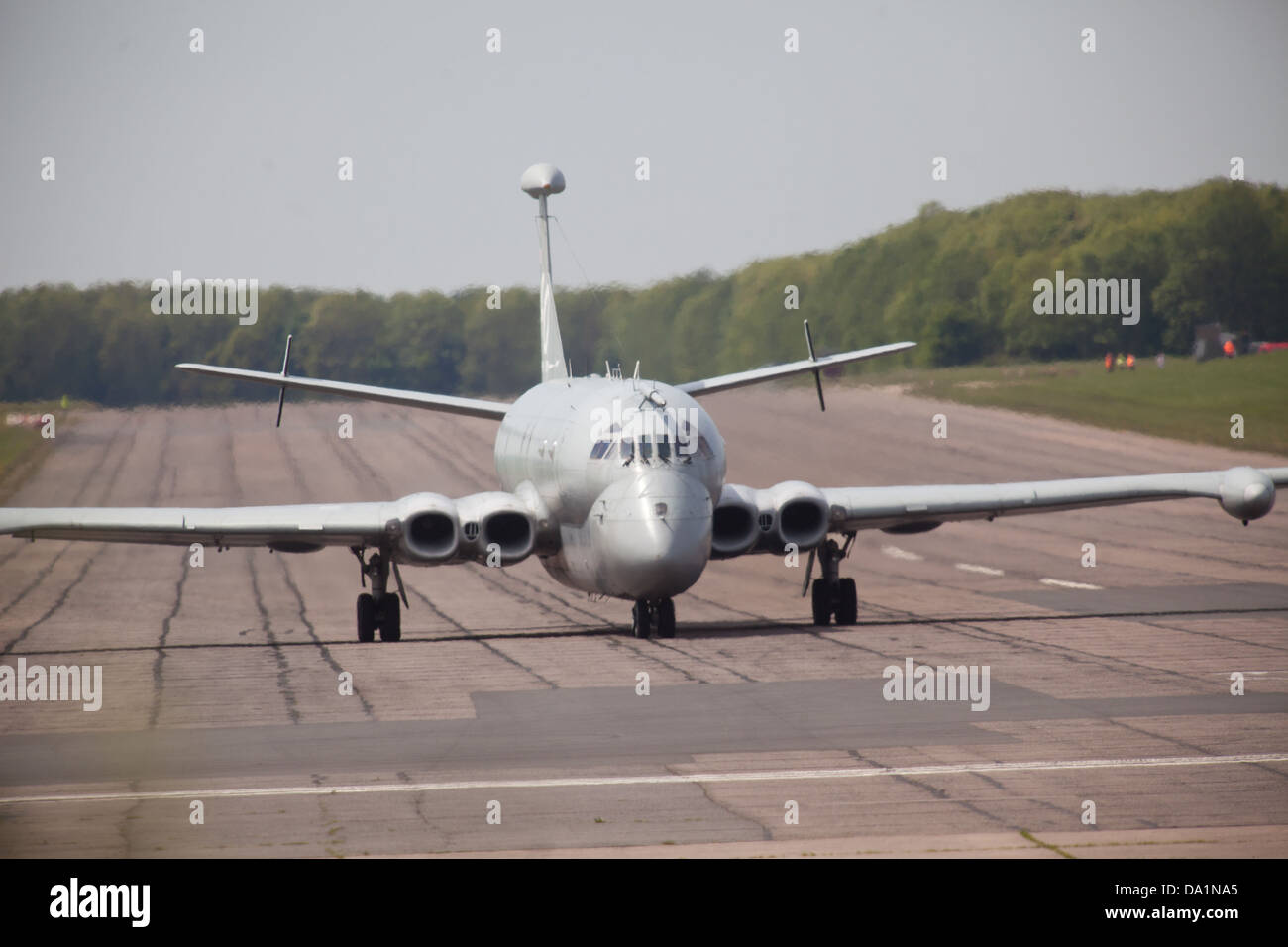 Des avions de patrouille maritime Nimrod RAF Bruntingthorpe UK à l'aérodrome de taxis, le long de la piste Banque D'Images