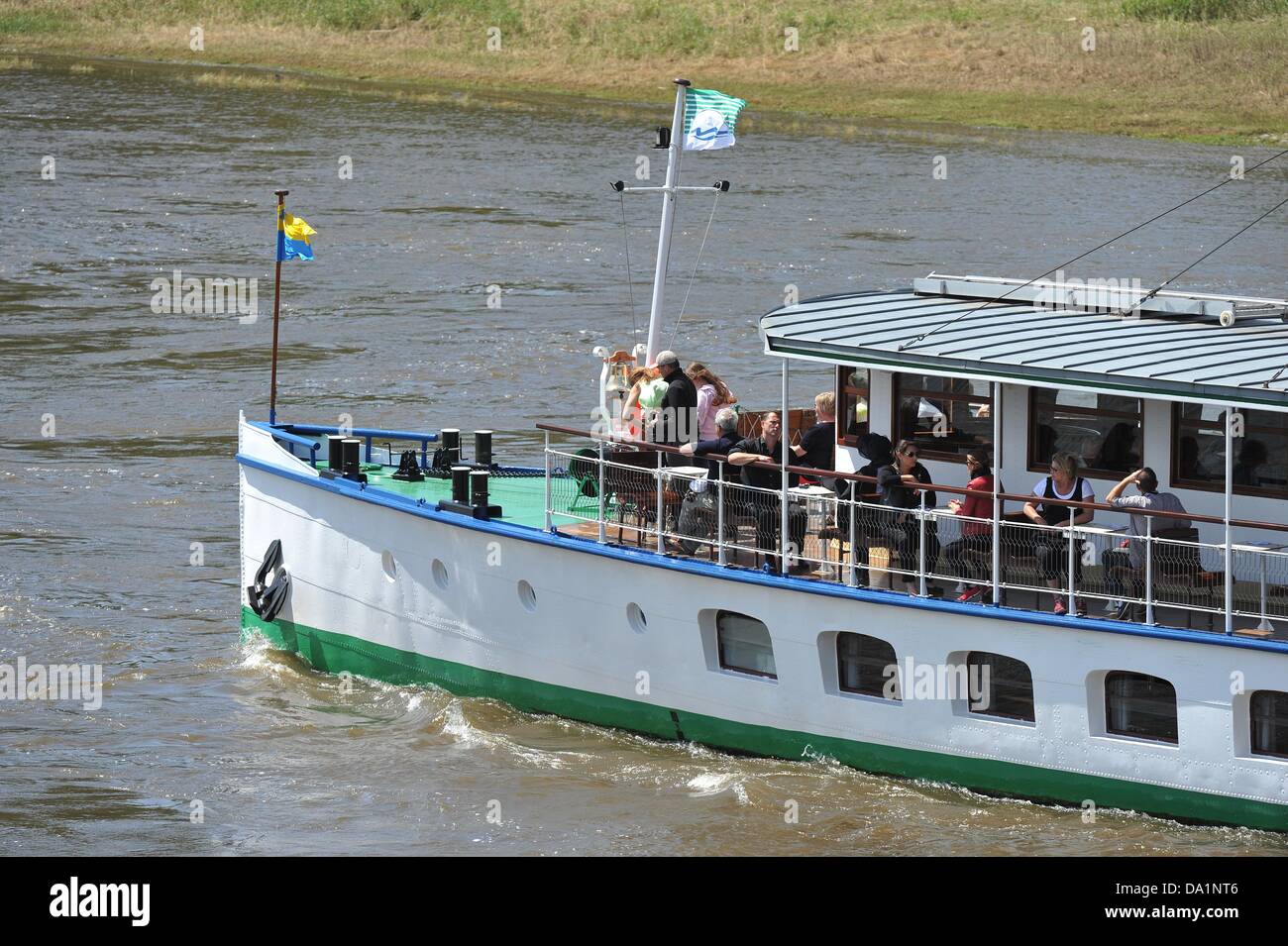 Un bateau de plaisance cuit sur l'Elbe à Dresde, Allemagne, 01 juillet 2013. L'inondation a complètement receided à partir de la ville. Photo : Bernd von Jutrczenka Banque D'Images