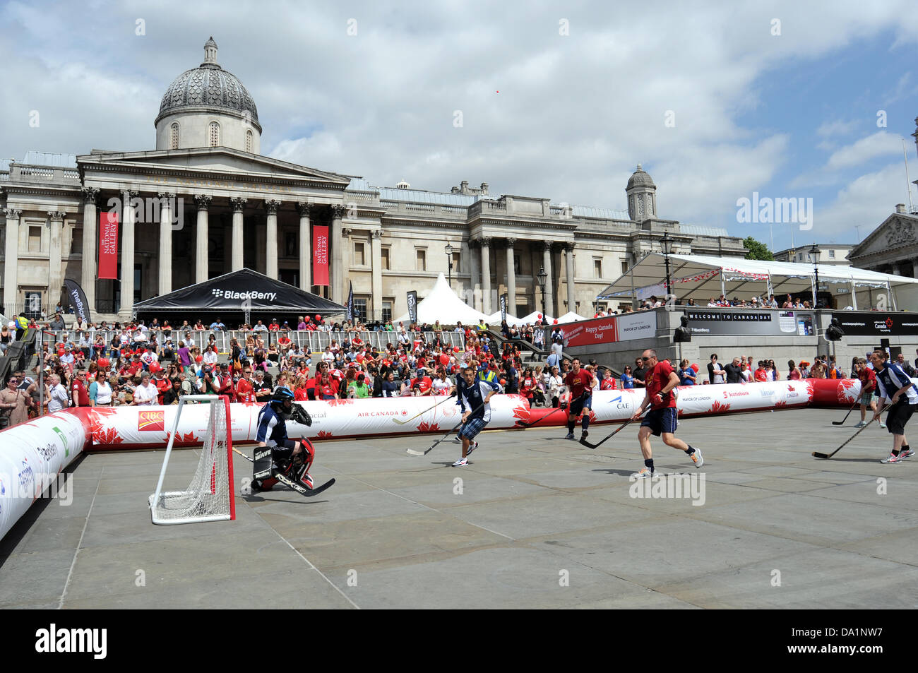 Londres, Royaume-Uni. 1er juillet 2013. Une partie de hockey sur glace se joue sur la chaussée de pierre de Trafalgar Square, Londres, Angleterre, pendant les festivités de la fête du Canada le 1er juillet 2013, International. Crédit : Jamie Gray/Alamy Live News Banque D'Images