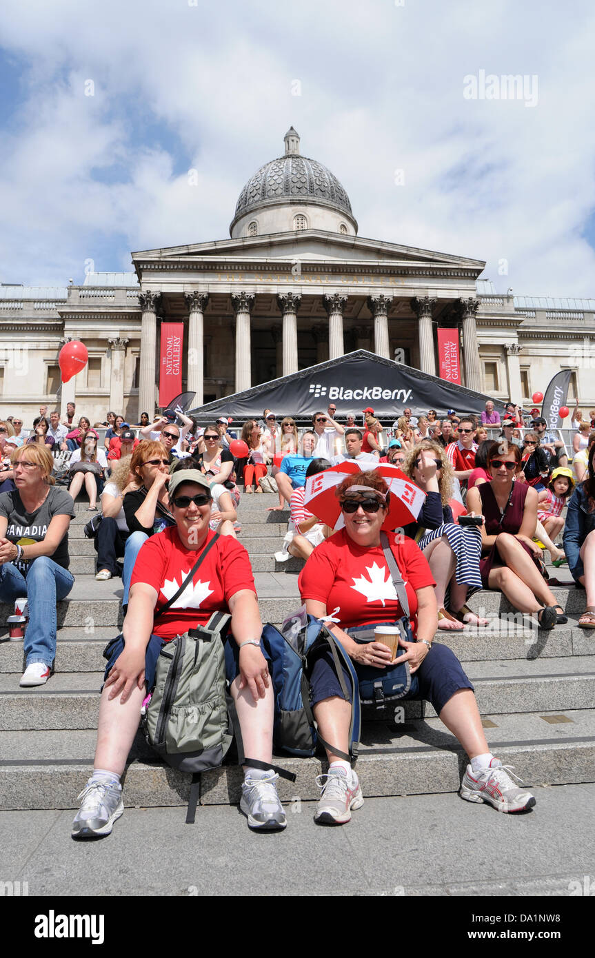 Londres, Royaume-Uni. 1er juillet 2013. Les gens s'assoient sur les marches de Trafalgar Square, Londres, Angleterre, l'occasion de la fête du Canada le 1er juillet 2013, International. Crédit : Jamie Gray/Alamy Live News Banque D'Images