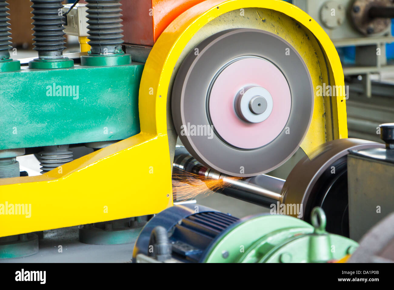 Emery en cours dans l'atelier machines Banque D'Images