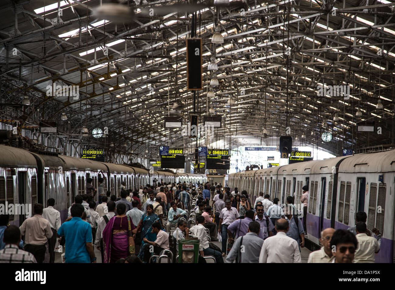 Churchgate station ferroviaire de banlieue, Mumbai, Inde Banque D'Images