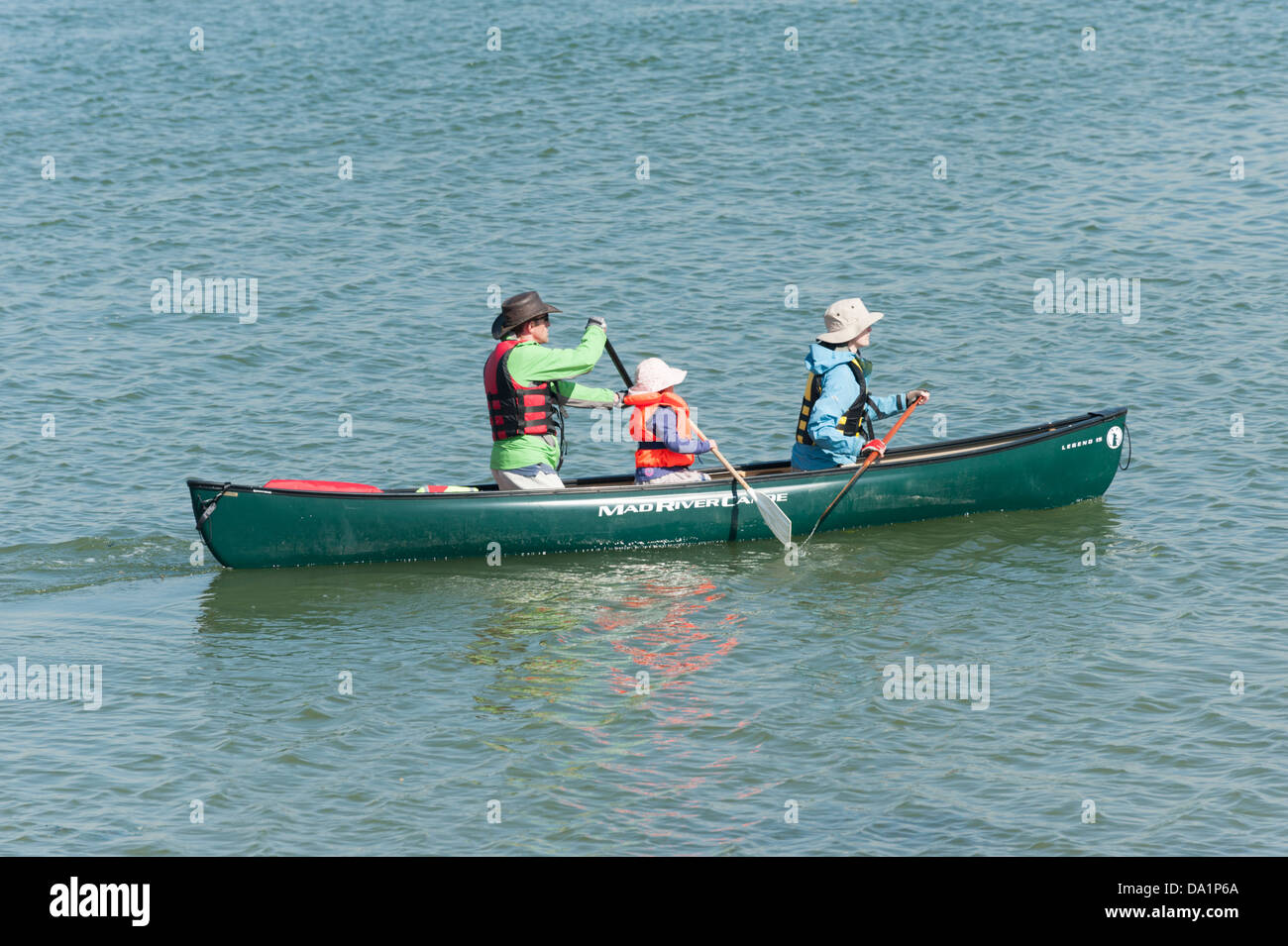 Une famille une pagaie canoë canadien sur l'estuaire de la rivière Camel Padstow Cornwall UK sur une journée ensoleillée. Banque D'Images