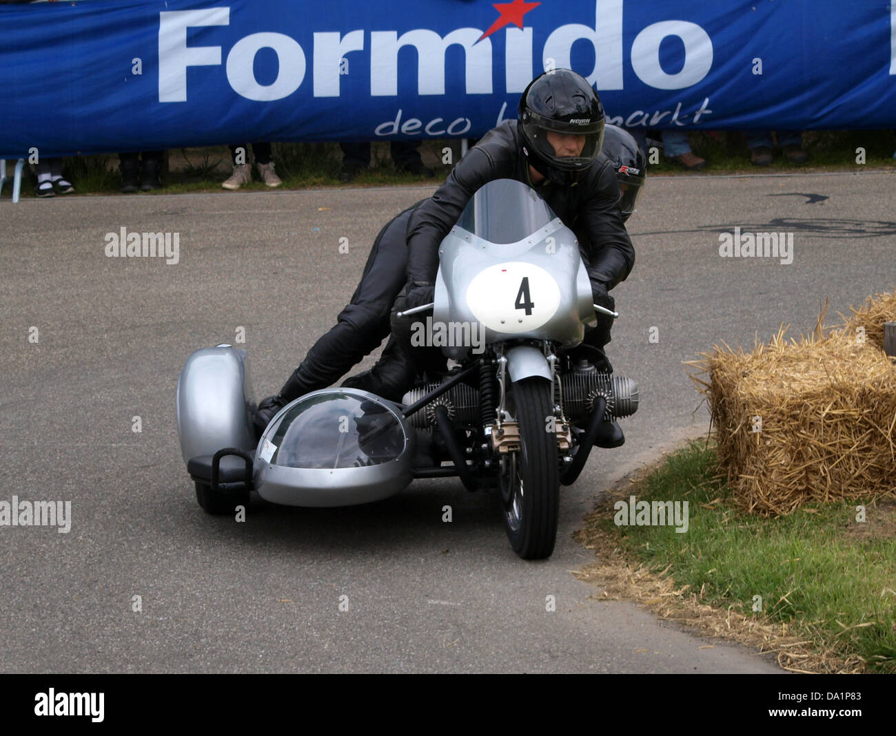L’image présente une combinaison de modèles BMW, mettant en valeur le design et l’ingénierie innovants de la marque. La photographie met l’accent sur les éléments esthétiques et fonctionnels de ces véhicules emblématiques. Banque D'Images
