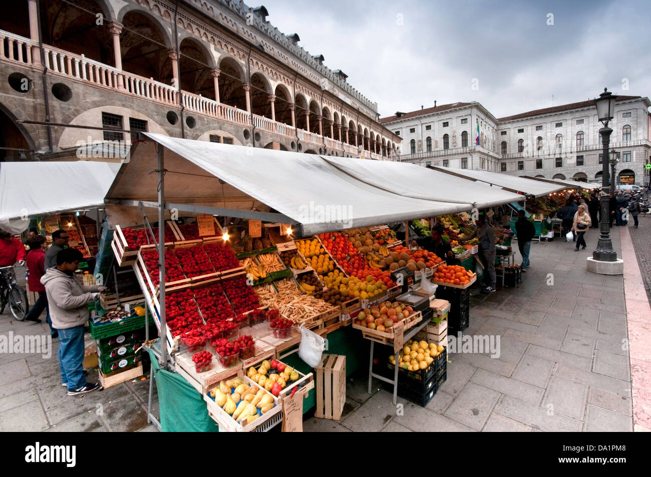 Italie, Vénétie, Padoue, Piazza delle Erbe, la place du marché de décrochage Banque D'Images