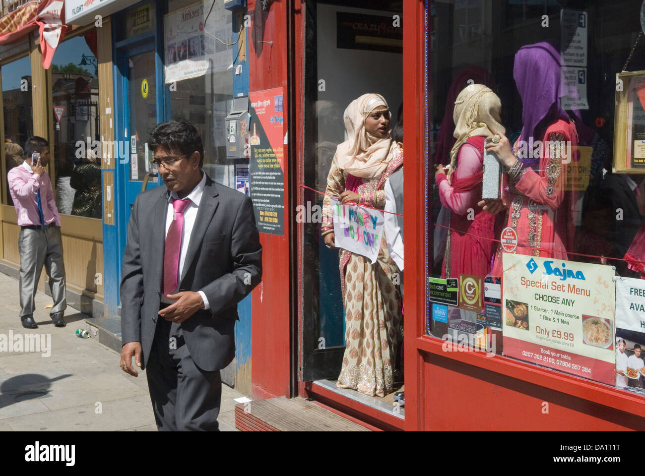 Mariage musulman, Brick Lane Tower Hamlets London Bengali tradition de mariage UK. Pas d'Argent Pas de miel, signe de la dot de la famille moderne de paiement tease mariage musulman marié en Angleterre. HOMER SYKES Banque D'Images