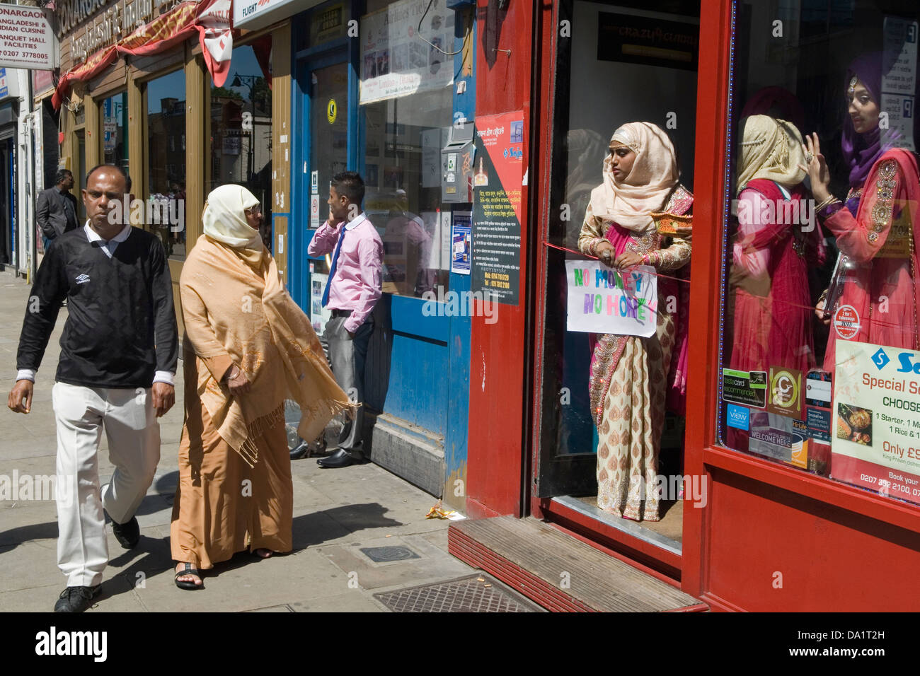 Mariage musulman, Brick Lane Tower Hamlets London Bengali tradition de mariage UK. Pas d'Argent Pas de miel, signe de la dot de la famille moderne de paiement tease mariage musulman marié en Angleterre. HOMER SYKES Banque D'Images