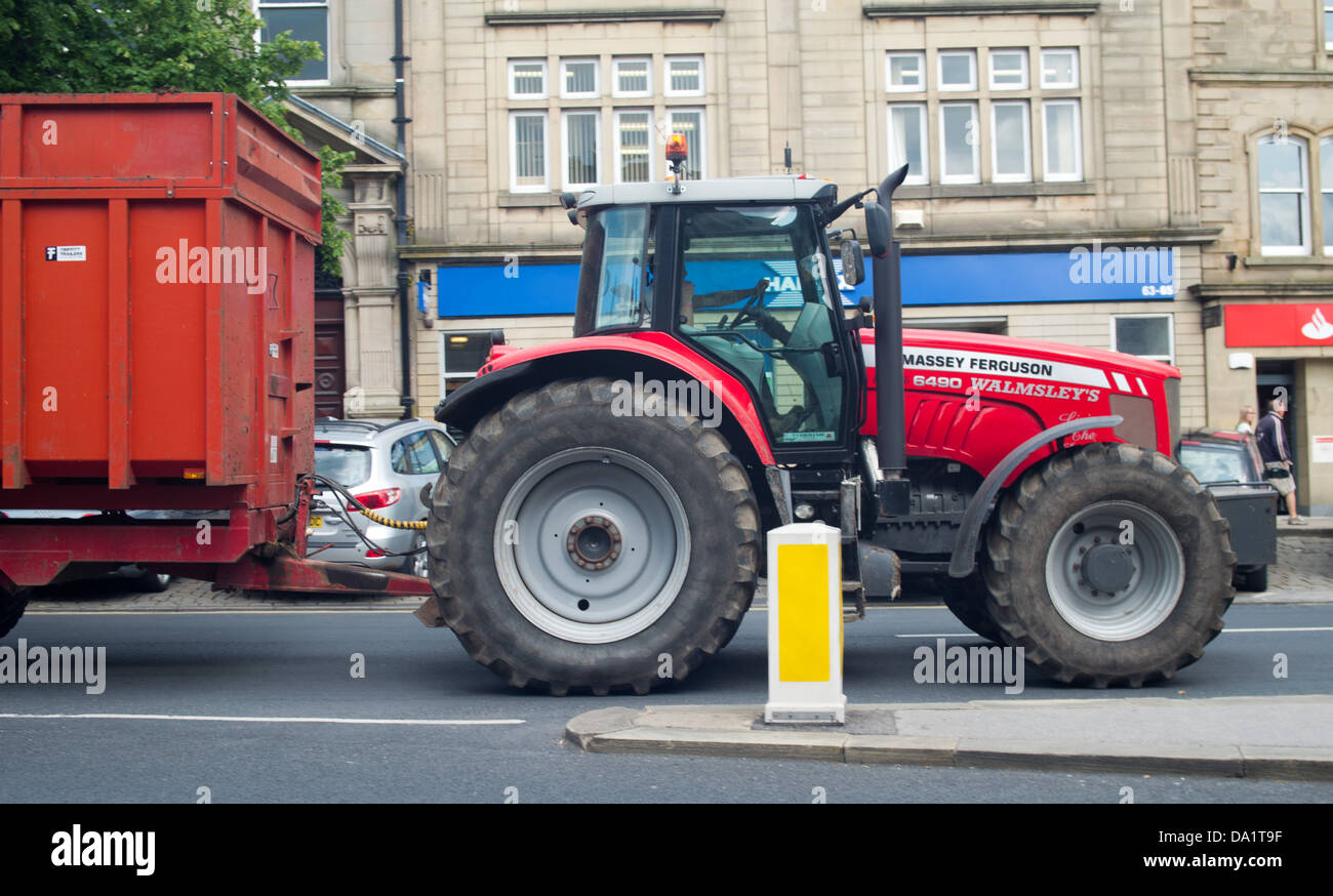 Le tracteur et la remorque de la conduite dans le centre-ville de Skipton Banque D'Images