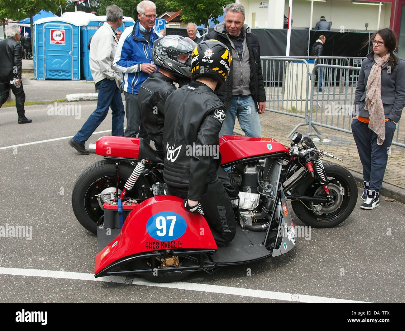 Cette photographie montre une combinaison DKW no97, un modèle de moto vintage connu pour son design side-car. La combinaison DKW est un exemple classique de l'ingénierie allemande du milieu du XXe siècle, mettant en vedette le savoir-faire et le design de la marque. Banque D'Images