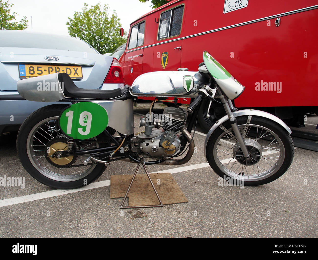 La DKW No19 est une moto vintage produite par la société allemande DKW. Connue pour son ingénierie et ses performances, elle faisait partie de la célèbre gamme de motos de DKW au début du XXe siècle. Ce modèle particulier met en valeur les caractéristiques de fabrication et de conception typiques de l'époque. Banque D'Images