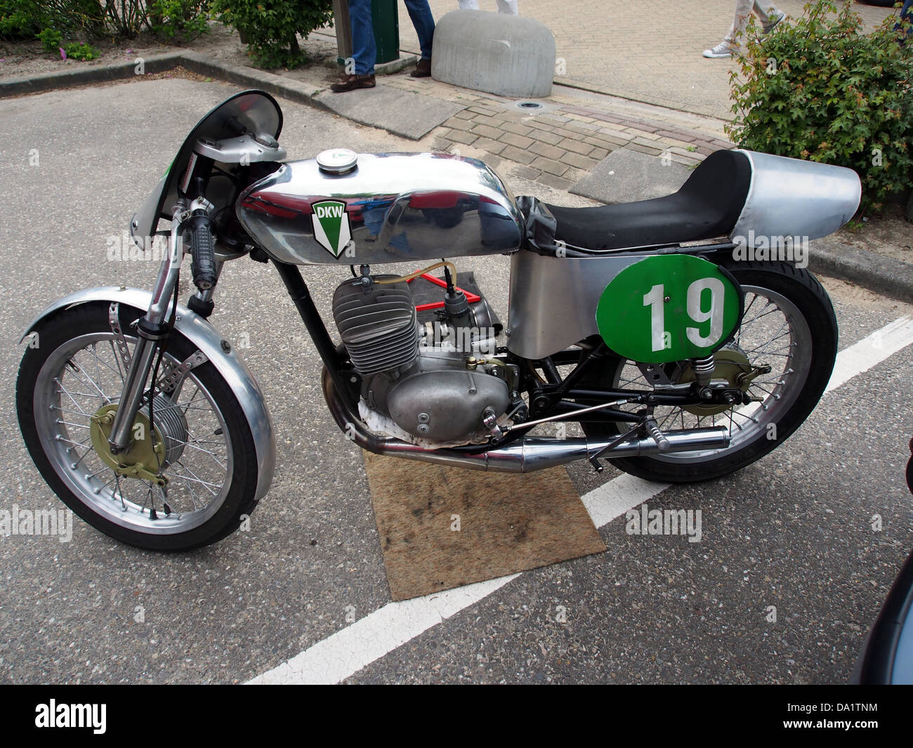 La DKW no 19, une moto historique, représente l'ingénierie allemande du début du XXe siècle. Connu pour son design et ses performances, il est devenu un symbole significatif de l'héritage moto allemand. Banque D'Images