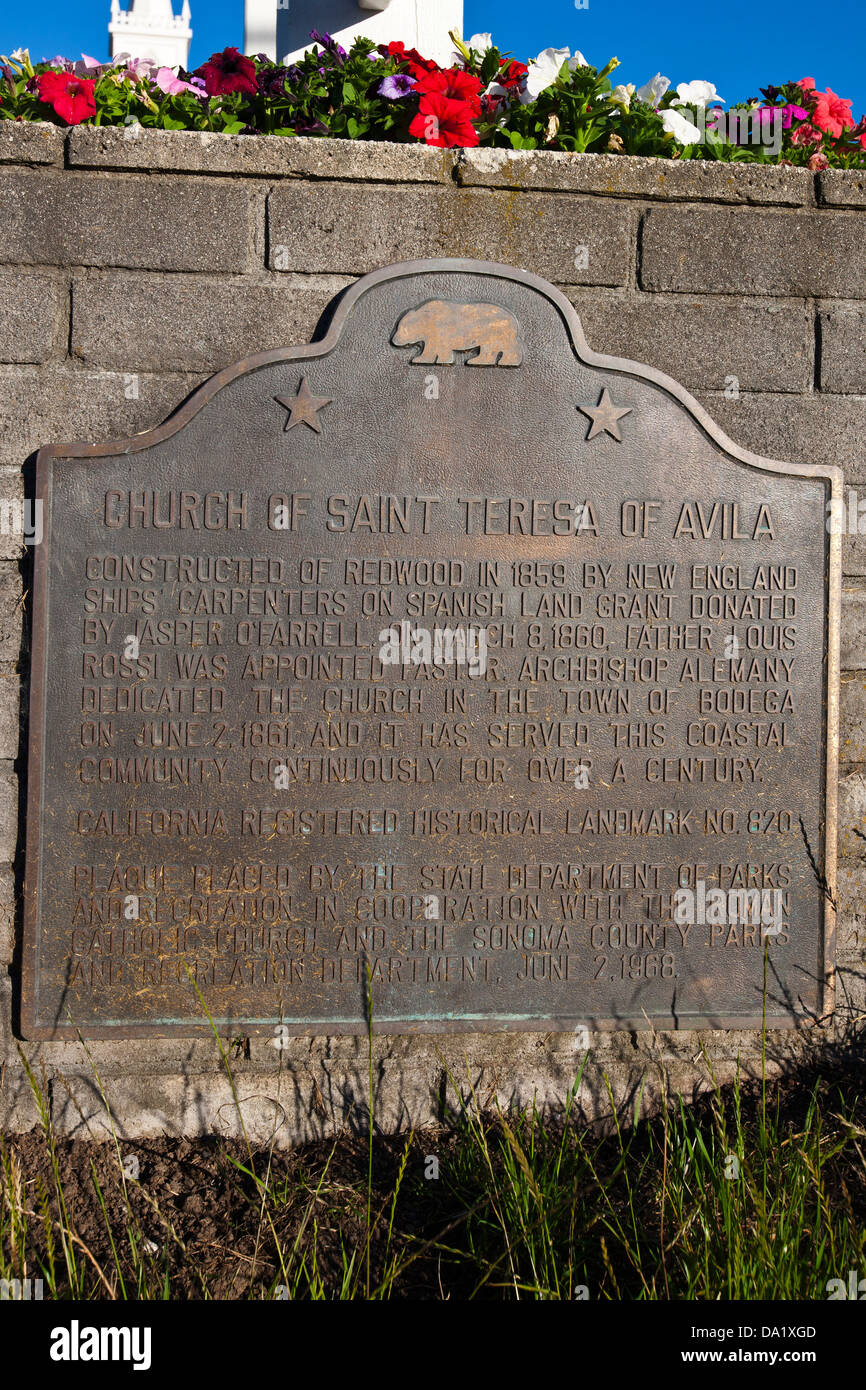 Église de Sainte Thérèse d'AVILA construits de bois rouge en 1859 par New England charpentiers de navires sur l'espagnol land grant donnés par Jasper O'Farrell. Le 8 mars 1860, le père Louis Rossi fut nommé curé. L'archevêque Alemany consacré l'église dans la ville de Bodega le 2 juin 1861, et il a servi cette communauté côtière de manière continue depuis plus d'un siècle. Californie inscrit Monument Historique n° 820 Plaque placée par le Département d'état des parcs et des loisirs en collaboration avec l'Eglise catholique romaine et le Comté de Sonoma, Service des parcs et loisirs. Le 2 juin 1968.' Banque D'Images