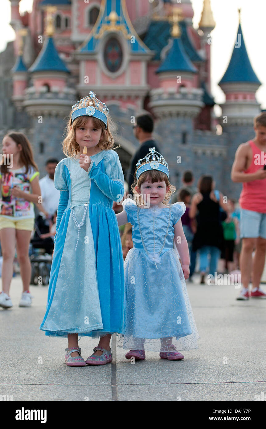 Children dressed up princesses disney Banque de photographies et d'images à  haute résolution - Alamy