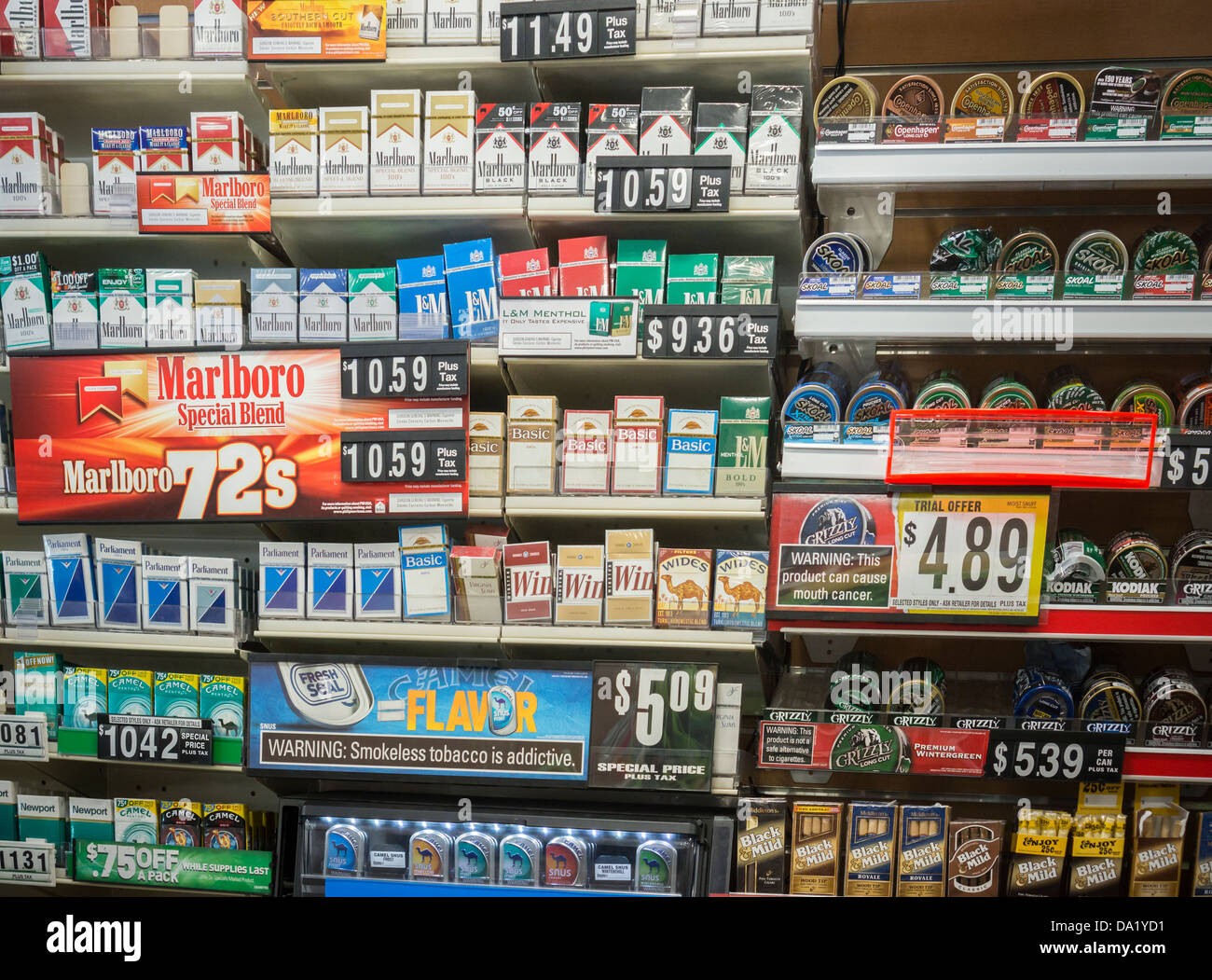 Un mur de cigarettes dans un dépanneur à new york Photo Stock
