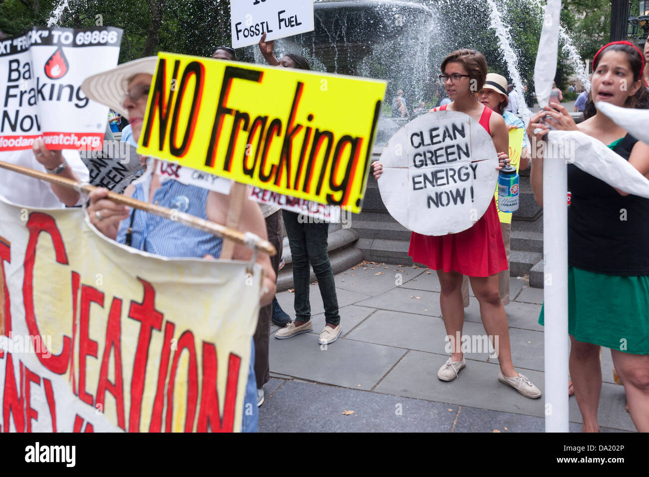 Les militants de l'environnement utiliser le théâtre de rue et d'une "flash mob" afin d'obtenir leur point de vue à propos de la fracturation hydraulique et les conduites de gaz naturel Banque D'Images