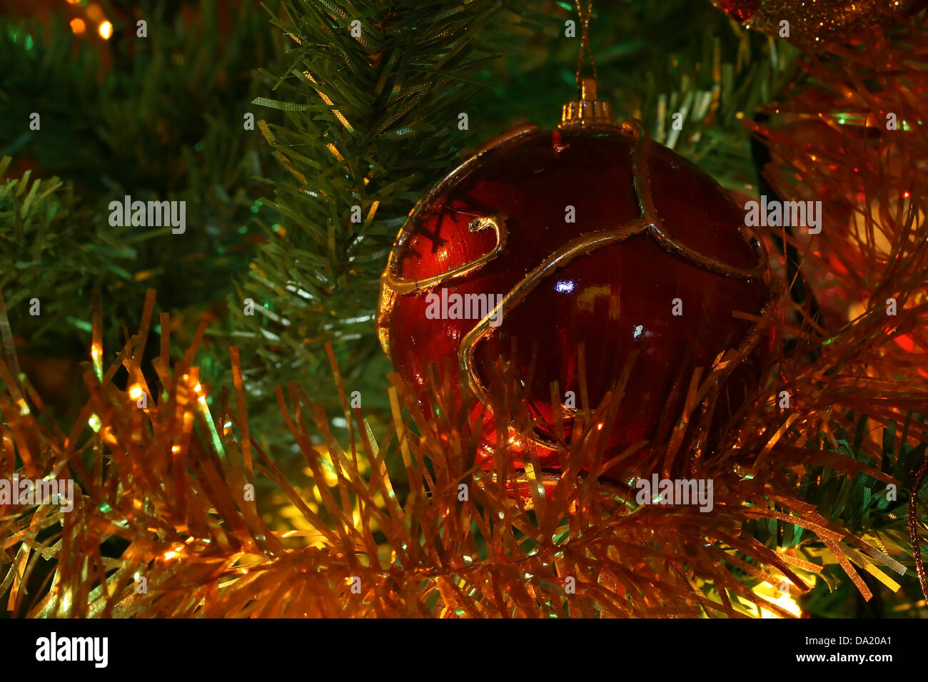 Closeup shot d'arbre de Noël, avec des lumières colorées. Banque D'Images