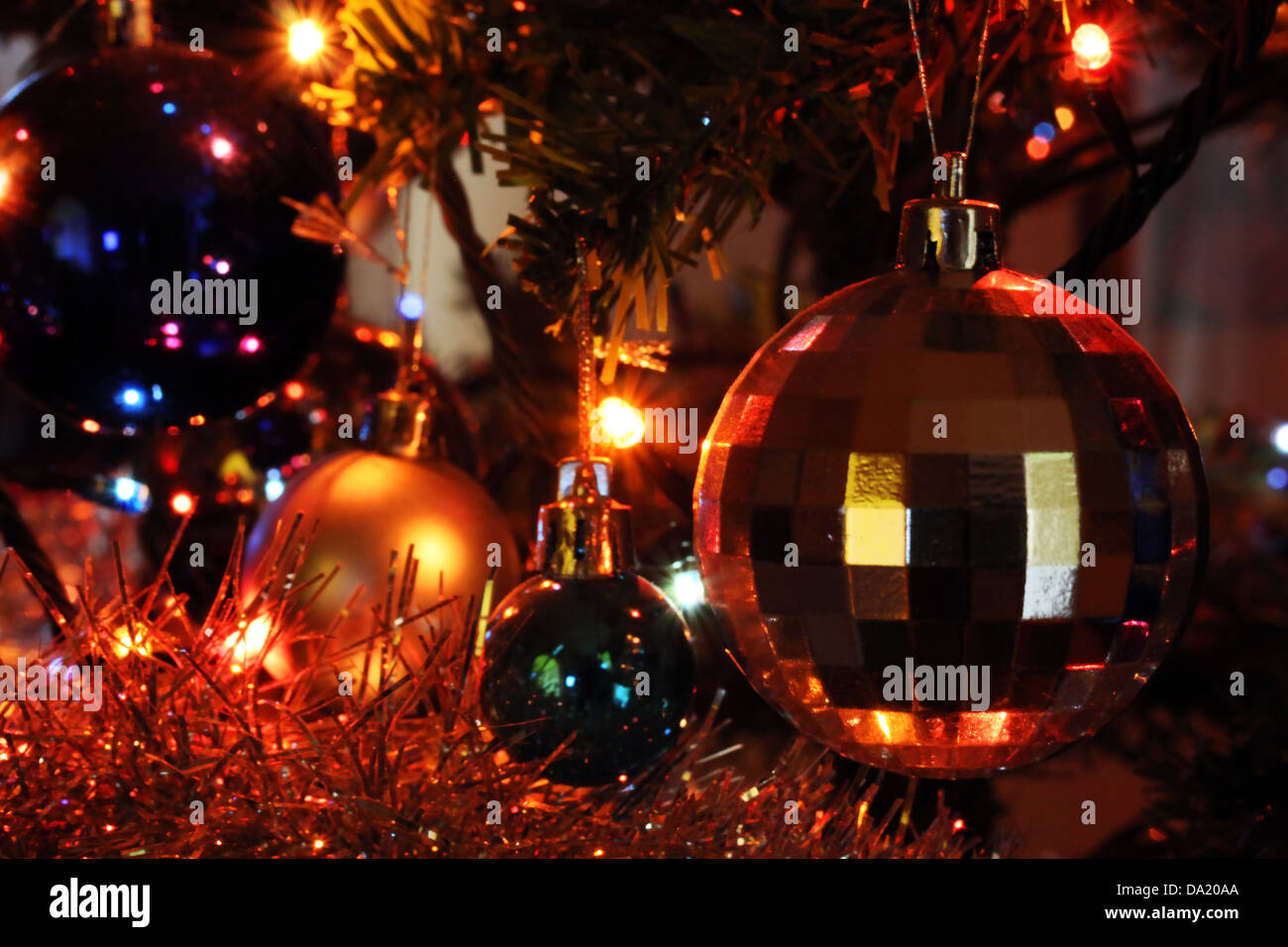 Closeup shot d'arbre de Noël, avec des lumières colorées. Banque D'Images