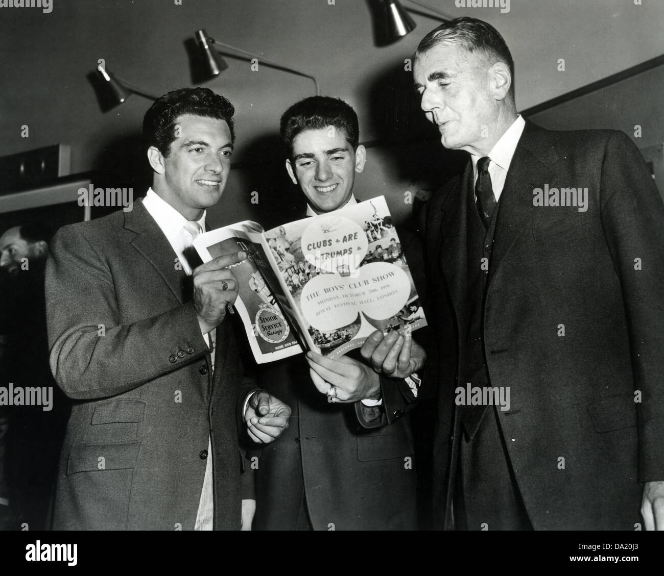 FRANKIE VAUGHAN chanteuse pop britannique à gauche en 1958 avec nous Boys Club Ambassadeur Joseph McGrath centre et Sir Guy Russell (voir ci-dessous Banque D'Images
