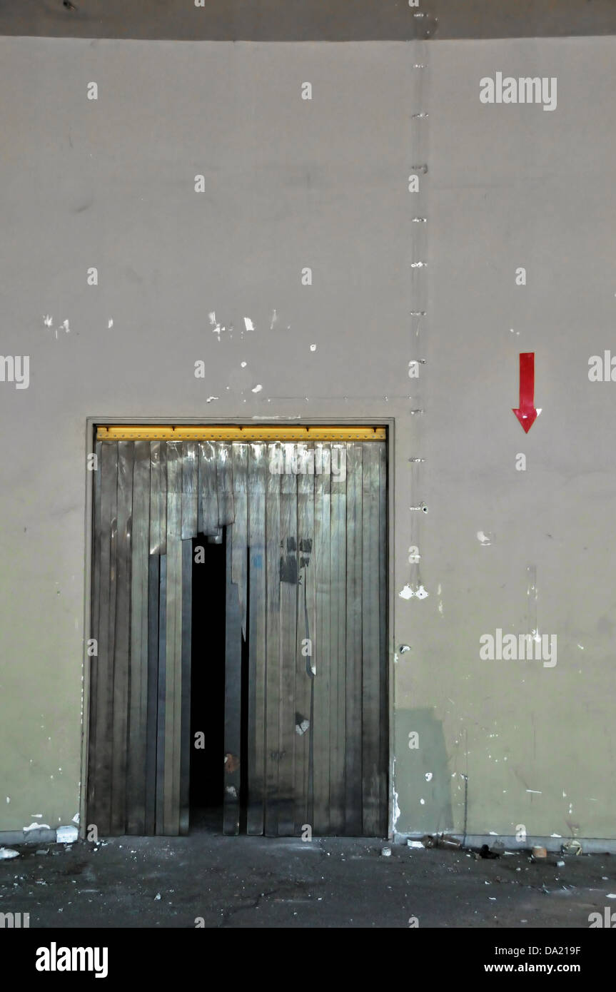 Porte et panneau de flèche à l'usine abandonnée. Résumé de l'intérieur de l'industrie. Banque D'Images