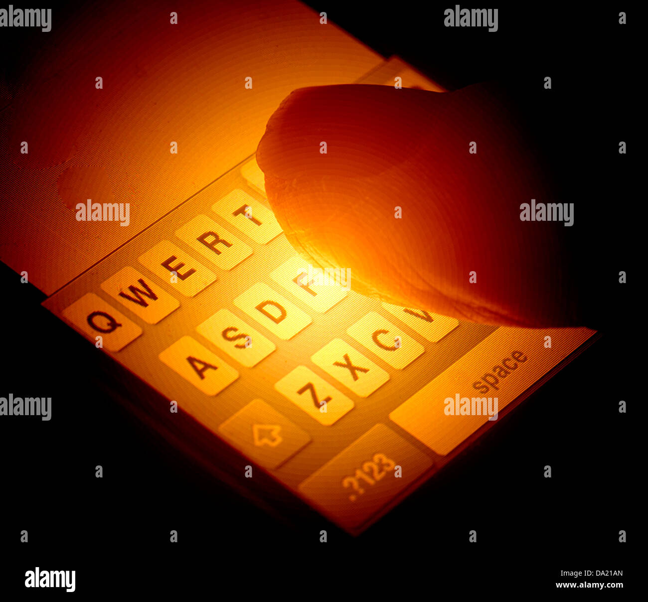 Libre de doigt sur le clavier smart phone concept Banque D'Images Libre de doigt sur le clavier smart phone concept Banque D'Images