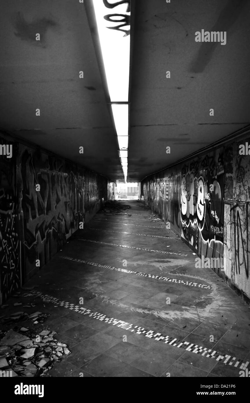 Dark passage inférieur pour piétons avec des tuiles brisées et les murs sales. Noir et blanc. Banque D'Images