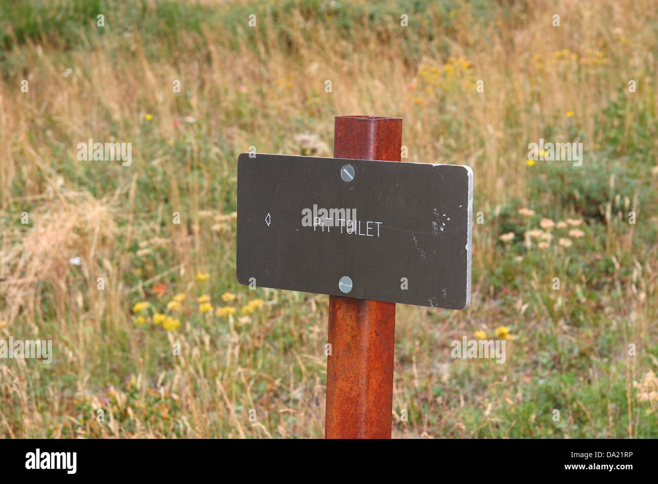 Toilette sèche signer le long d'un sentier, Glacier National Park, Montana, United States of America Banque D'Images
