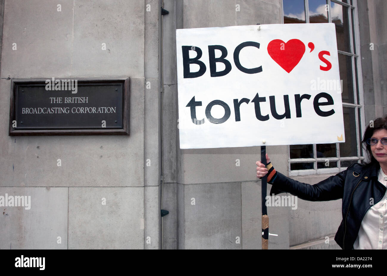 Londres, Royaume-Uni. 1er juin 2013. Ancien journaliste de la BBC, Jack Pizzey a organisé une manifestation aujourd'hui contre le refus de la BBC d'appeler le "waterboarding" "torture". L'organisation de presse insiste sur le fait que le "waterboarding" n'est qu'un "interrogatoire sévère". Pizzey (pointing) exerce une pression sur la BBC d'utiliser le mot "torture" dans sa couverture. Il a été équipé avec un bidon et une serviette pour représenter les éléments utilisés pour waterboard victimes. 'Nous croyons que vous pouvez demander si de ne pas utiliser la torture, mais pas de savoir si le "waterboarding" est la torture. C'est un aucun-brainer.' a-t-il expliqué. Banque D'Images