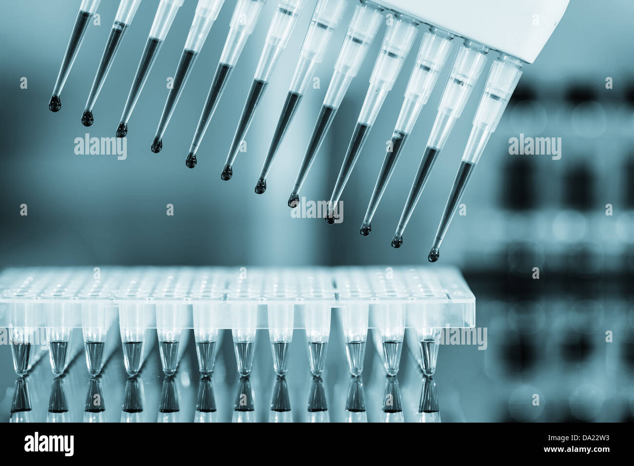 Multipipette et bac de concept de biotechnologie Banque D'Images