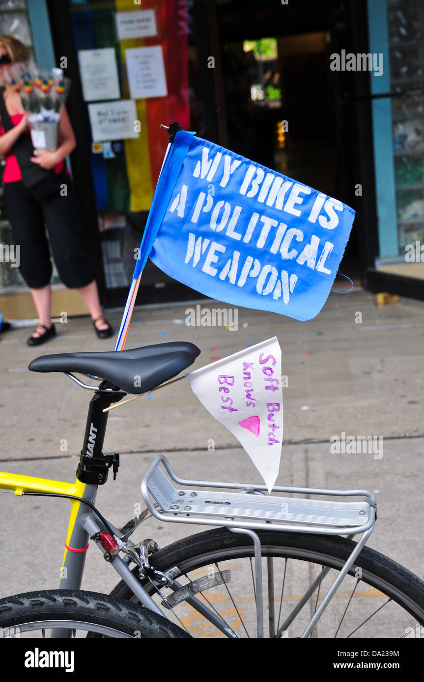 Des vélos avec drapeaux ; mon vélo est une arme politique, Soft butch le sait mieux. Banque D'Images