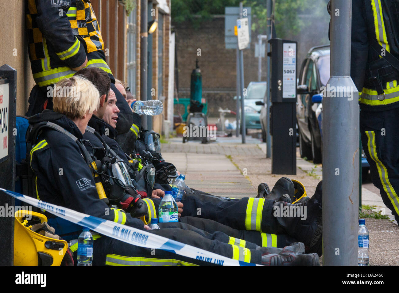 Londres, Royaume-Uni. 1er juillet 2013. Les pompiers reste sur la chaussée après avoir combattu un incendie au pneu roue & Co, Kensal Green. Une bouteille de gaz, qui peut être vu dans l'arrière-plan a été retiré de la les lieux. Crédit : Paul Davey/Alamy Live News Banque D'Images