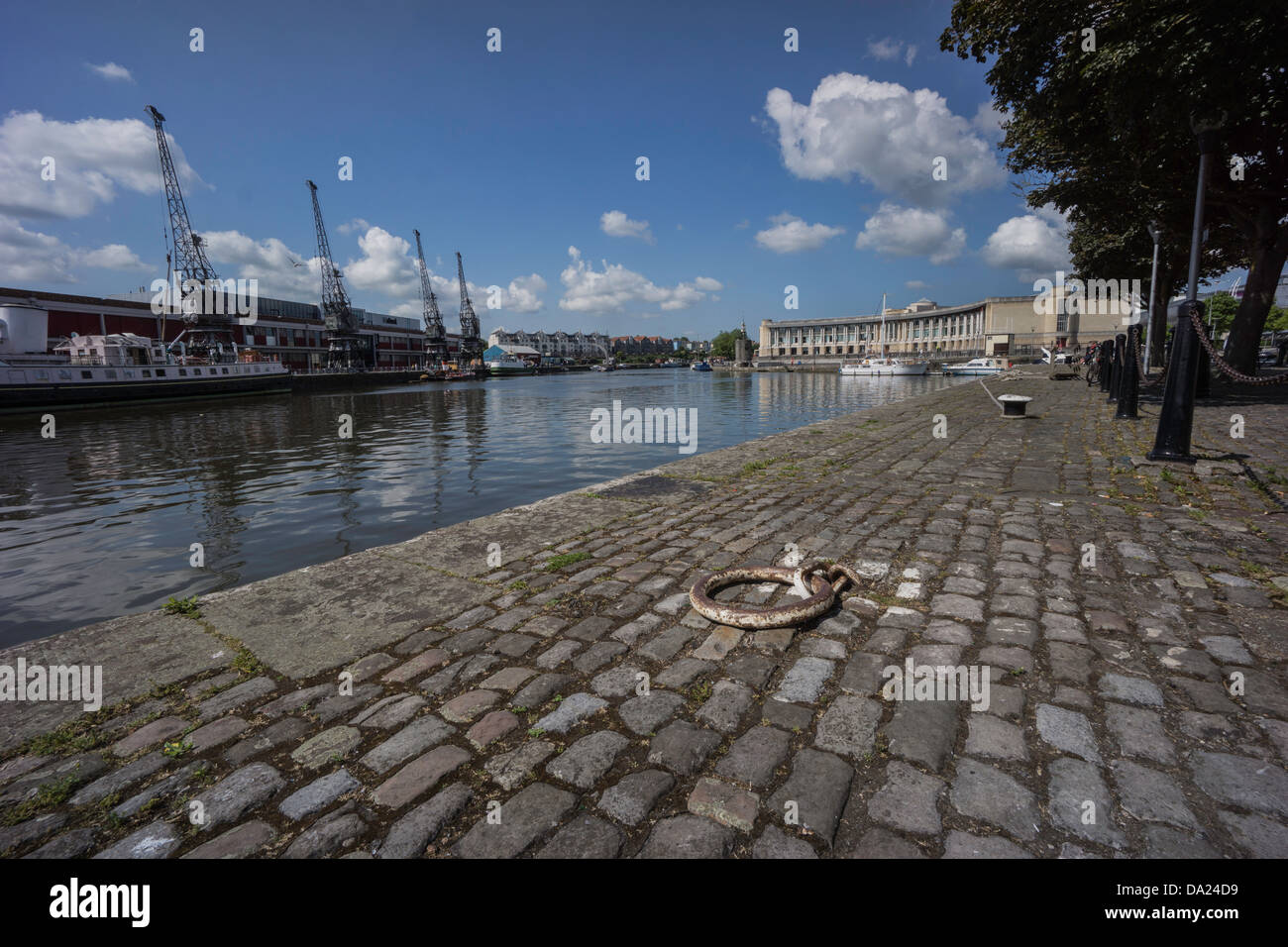 Le port de Bristol et anneaux d'amarrage wharfside contre un paysage côtier mixte Banque D'Images