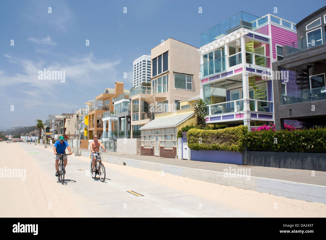 Randonnée à vélo le long de la plage de Santa Monica Banque D'Images