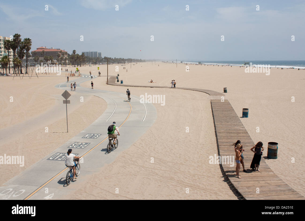 Chemin et piste cyclable sur la plage de Santa Monica Banque D'Images