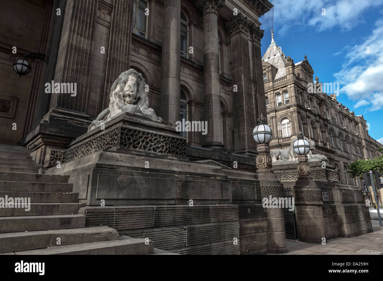 Un weatherbeaten lion statue devant l'hôtel de ville de Leeds Banque D'Images