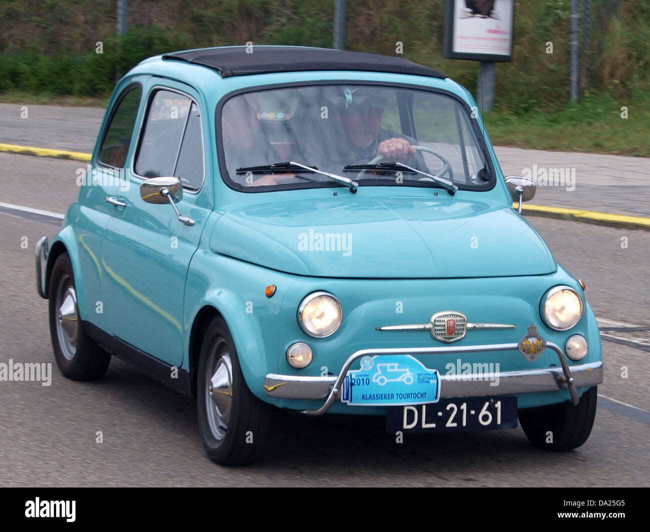 La Fiat Nuova 500 1968, présentée au Nationaal Oldtimer Festival 2010 à Zandvoort, est une voiture italienne classique connue pour son design compact et son statut emblématique dans l'histoire de l'automobile. Ce modèle est un exemple populaire d'automobiles européennes du milieu du XXe siècle. Banque D'Images